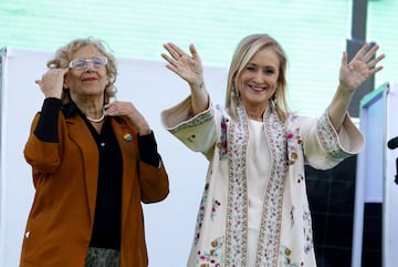 GRA216. MADRID, 01/07/2017.- La alcaldesa de Madrid, Manuela Carmena (i) y la presidenta de la Comunidad de Madrid, Cristina Cifuentes, tras el manifiesto que las distintas asociaciones organizadoras del World Pride 2017 han ofrecido esta tarde en la Plaza de Colón de Madrid. EFE/Javier López.