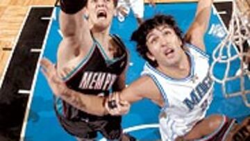 <b>IMPARABLE.</B> Gasol arrolló a sus rivales bajo los tableros.