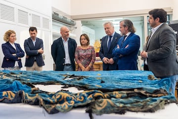 El viceconsejero de Turismo, Cultura y Deporte de la Junta de Andalucía, Víctor González, (2d) junto al delegado territorial en Cádiz, Jorge Vázquez Calderón (d), el director del Instituto Andaluz del Patrimonio Histórico, Juan José Primo Jurado, (3d)reciben explicaciones de la situación de los enseres de la Hermandad.