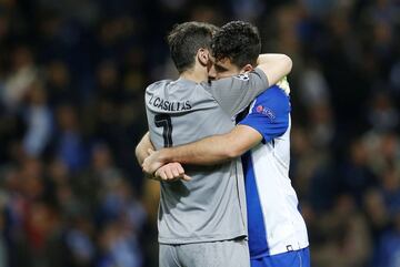 Iker Casillas abraza a uno de sus compañeros tras el silbatazo final