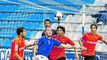 <b>REMONTADA. </b>Alan Baró intenta controlar un balón en el área ante cinco jugadores del Celta.