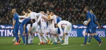 Los jugadores celebran el 1-1 de Aduriz. 