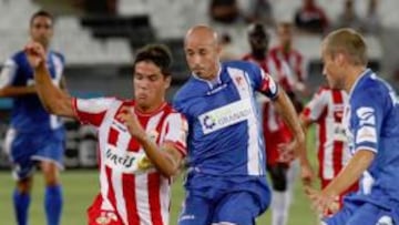 <b>MANERAS. </b>José Ramón conduce el balón ante la presencia del jugador del Granada Abel.