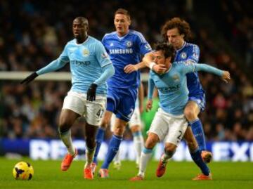 David Luiz agarra a David Silva.