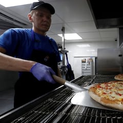 Pide unas pizzas por 64 euros, le llega un cargo al banco 100 veces mayor y comienza la pesadilla: “¿Cómo es que es un error mío?”