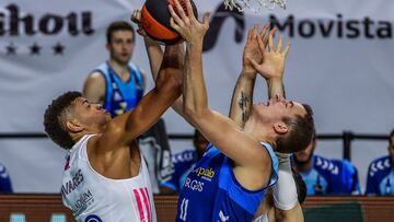 GRAF5334. MADRID, 27/02/2021.- El pívot del Real Madrid Edy Tavares (i) lucha con Miquel Salvó, de San Pablo Burgos, durante el partido de la Liga ACB que se juega hoy sábado en el WiZink Center, en Madrid. EFE/JuanJo Martín