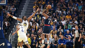 SAN FRANCISCO, CALIFORNIA - APRIL 13: James Harden #1 of the LA Clippers shoots over Kevon Looney #5 of the Golden State Warriors at Chase Center on April 13, 2025 in San Francisco, California. NOTE TO USER: User expressly acknowledges and agrees that, by downloading and/or using this photograph, user is consenting to the terms and conditions of the Getty Images License Agreement. Ezra Shaw/Getty Images/AFP (Photo by EZRA SHAW / GETTY IMAGES NORTH AMERICA / Getty Images via AFP)