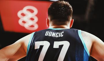 La selección eslovena de baloncesto, comandada por Luka Doncic, se ha impuesto a la selección argentina por 100-108. Luka ha anotado 48 puntos en el encuentro igualando la segunda mejor marca de la historia de los Juegos Olímpicos.