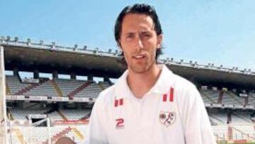 <b>FELIZ . </b>Rafa García posa para AS en el estadio Teresa Rivero.