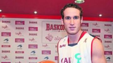 <b>REEMPLAZO. </b>Marcelinho Huertas posa el día de su presentación.