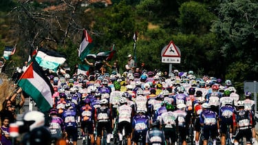 El pelotón durante la 20º etapa de La Vuelta España 2025.