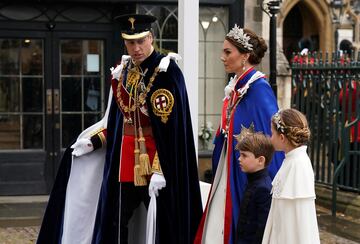 Los príncipes de Gales, Guillermo y Catalina, con sus hijos Carlota de Gales y Luis de Gales.