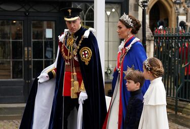 Los príncipes de Gales, Guillermo y Catalina, con sus hijos Carlota de Gales y Luis de Gales.