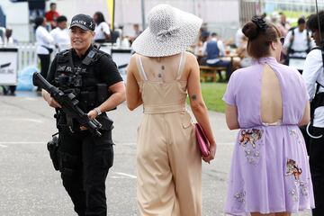 Baile de sombreros en el "Ladies Day" de Epsom