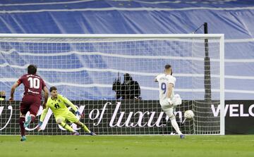 3-1. Karim Benzema marca de penalti el tercer gol.