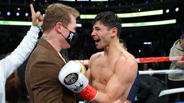 El boxeador mexicoamericano se impuso al brit&aacute;nico y lleno de felicidad festej&oacute; con Canelo &Aacute;lvarez la victoria que obtuvo ante Luke Campbell.