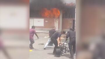 El fuego se apoderó de la tribuna occidental del estadio.