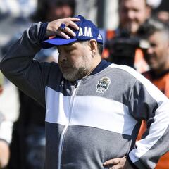 Dalma y Gianinna siguieron el debut de Diego en Gimnasia