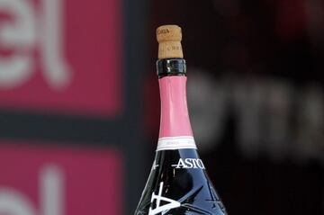 Botella de vino espumoso del Giro de Italia, abierta antes de la celebración del podio.