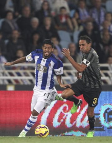 El delantero mexicano de la Real Sociedad Carlos Vela lucha un balón con el defensa brasileño Weligton Robson.