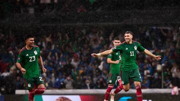 AME8818. CIUDAD DE MÉXICO (MÉXICO), 21/11/2023.- Jugadores de México celebran hoy la victoria contra Honduras y el paso a la siguiente ronda a través de la tanda de penales, tras la vuelta de los cuartos de final de la Liga de Naciones de la Concacaf, en el Estadio Azteca de la Ciudad de México (México). EFE/ José Méndez
