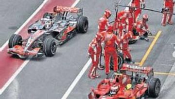 <b>A LO SUYO. </b>Alonso, mientras, trata de pasar a Ferrari siempre, hasta en la línea de boxes.