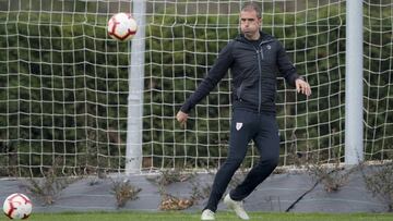 Garitano golpeando balón.