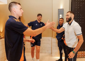 Karim Benzema saluda a Andriy Lunin ante la mirada de Thibaut Courtois y Kylian Mbapp. 