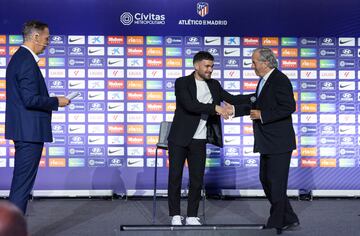 Javi Galán, el primer fichaje del Atlético 23-24, ha sido presentado este miércoles en el auditorio del Cívitas Metropolitano. El lateral, de 28 años, entró en la sala junto a Enrique Cerezo y estuvo acompañado también por amigos, familiares y por el director deportivo, Andrea Berta, y el vicepresidente Antonio Alonso.