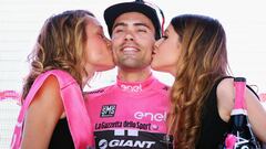 Tom Dumoulin recibe los honores del campeón enfundado en la primera maglia rosa del Giro 2016.