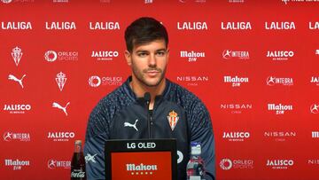 09-01-24. GIJÓN. RÓBER PIER, DEFENSA DEL SPORTING, EN LA SALA DE PRENSA DE MAREO.