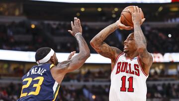 DeMar DeRozan lanza ante O'Neal durante el Chicago Bulls-Utah Jazz.