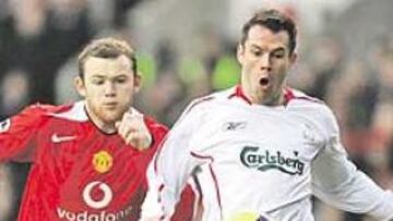 <b>CONTROLADO. </b>Carragher, central del Liverpool, a la derecha de blanco, controló bien a Rooney.