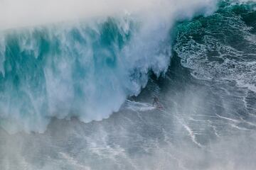 El surfista brasileño Will Santana se enfrenta a una ola de más de 15 metros de altura durante un campeonato de surf de olas grandes en Nazaré. El pequeño pueblo pesquero de la costa portuguesa se ha convertido en un paraíso mundial del surf extremo gracias a sus olas gigantes, que en ocasiones llegan asuperar los 20 metros.