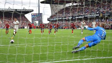 Paris Saint-Germain's Brazilian forward Neymar (L) takes a penalty kick to score the equalizer to Guingamp's Swedish goalkeeper Karl-Johan Johnsson during the French L1 football match between Guingamp and Paris Saint-Germain, at the Roudourou st