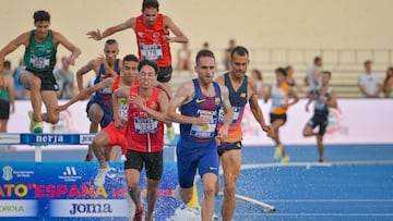 NERJA (MÁLAGA), 24/06/2022.- El atleta Sebastián Martos (2d), ganador de la prueba, durante los 3.000 obstáculos de la 102 edición del Campeonato de España de Atletismo, hoy viernes en Nerja. EFE/Antonio Paz
