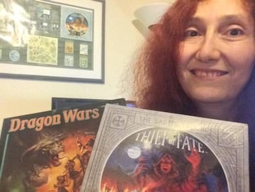 Rebecca Heineman posa con copias de Dragon Wars y The Bard's Tale: Thief of Fate.