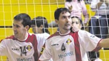 <b>ALEGRÍA. </b>Jordi Gay y Diego Blanco, dos goles, celebran el triunfo.