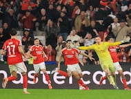 Anatoliy Trubin celebra un gol.
