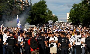 Cientos de seguidores se concentraron para recibir el autobús del Real Madrid antes del partido contra el Manchester City.