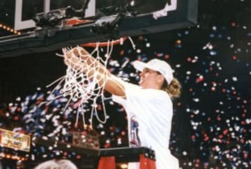 Amaya Valdemoro tiene tres anillos de la WNBA (entre 1998 y 2000). Elegida n¨²mero 30 del draft por las Comets, pas¨® tres veranos en Houston, donde fue de menos a m¨¢s. En esas tres temporadas jug¨® 55 partidos en los que anot¨® 127 puntos (2,3 puntos).