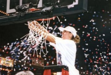 Amaya Valdemoro tiene tres anillos de la WNBA (entre 1998 y 2000). Elegida número 30 del draft por las Comets, pasó tres veranos en Houston, donde fue de menos a más. En esas tres temporadas jugó 55 partidos en los que anotó 127 puntos (2,3 puntos).