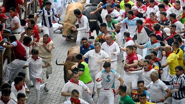 Participants run ahead of Jandilla bulls during the fifth running of the bulls of the San Fermin festival in Pamplona, northern Spain, on July 11, 2025. Thousands of people every year attend the week-long festival and its famous "encierros" or bull runs, every day at 8:00 a.m. through the narrow streets of the old town over an 850 meters (yard) course while runners ahead of them try to stay close to the bulls without falling over or being gored. (Photo by MIGUEL RIOPA / AFP)