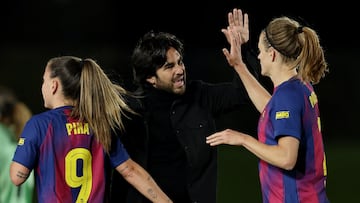 Soccer Football - UEFA Women's Champions League - Quarter Finals - First Leg - Real Madrid v FC Barcelona - Real Madrid Sports City, Madrid, Spain - March 25, 2026 FC Barcelona coach Pere Romeu celebrates after the match REUTERS/Violeta Santos Moura