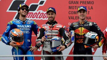 Race winner Ducati Team's Italian rider Andrea Dovizioso (C) celebrates on the podium with second placed Team SUZUKI ECSTAR's Spanish rider Alex Rins (L) and third placed Red Bull KTM Factory Racing's Spanish rider Pol Espargaro after the MotoGP race of the Valencia Grand Prix at the Ricardo Tormo racetrack in Cheste, on November 18, 2018. (Photo by JAVIER SORIANO / AFP)