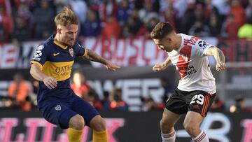 River Plate&#039;s defender Gonzalo Montiel (R) vies for the ball with Boca Juniors&#039; midfielder Alexis Mac Allister during their Argentine Superliga first division football match at the &quot;Monumental&quot; stadium in Buenos Aires, Argentina, on September 1, 2019. The match finish 0-0 tie. (Photo by JUAN MABROMATA / AFP)