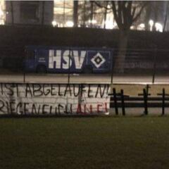 Amenazan al Hamburgo con once cruces en el campo de entrenamiento