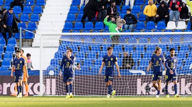 Los jugadores del Atlético de Madrid tras el 3-0 de Nobel Mendy. 