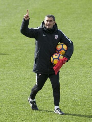 Actualmente dirige al Athletic de Bilbao. 