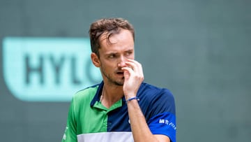 19 June 2022, North Rhine-Westphalia, Halle (westfalen): Tennis, ATP Tour, Singles, Men, Final, Medvedev (Russia) - Hurkacz (Poland): Daniil Medvedev gets angry and grabs his face. Photo: David Inderlied/dpa (Photo by David Inderlied/picture alliance via Getty Images)